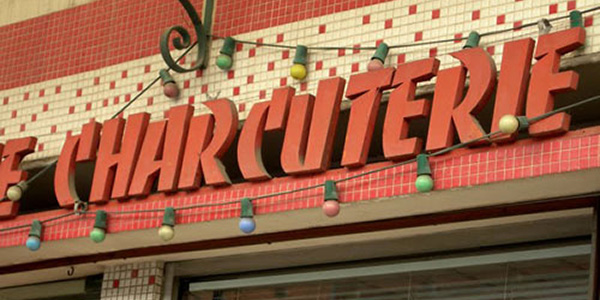 Enseigne d’une charcuterie (France), police de caractère BANCO créée en 1951 par le graphiste français Roger Excoffon